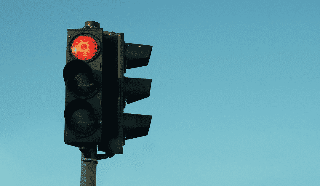 Si alguien se pasa un luz roja en el semáforo, ¿se le puede demandar en Virginia?